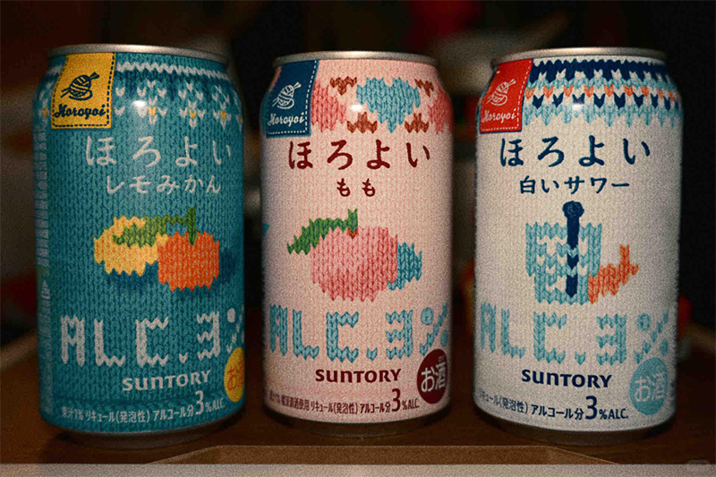 Suntory has given its drinks a "sweater" look! It's got that wintery vibe all set!