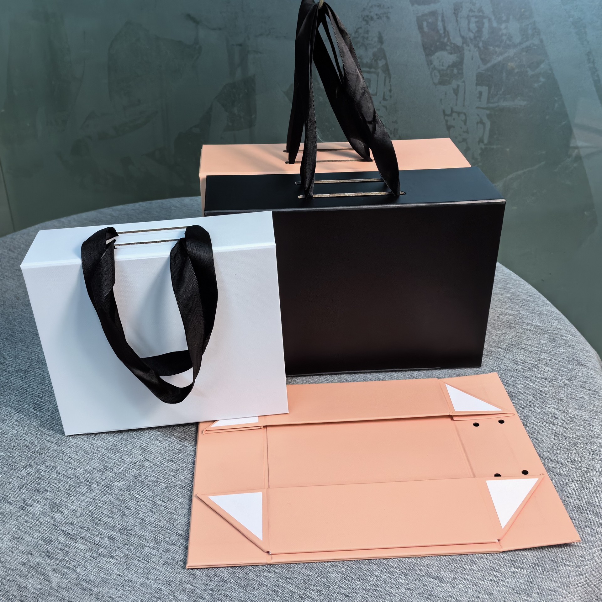 Customized Rigid Cardboard Magnetic Foldable Paper Gift Boxes With Ribbon (5).jpg